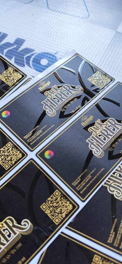 Etiquetas premium con foil dorado Hampi Botanicals